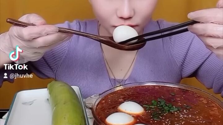 #chinesemukbang #eatingshow #boiledzucchini #boiledeggs #spicynoodles