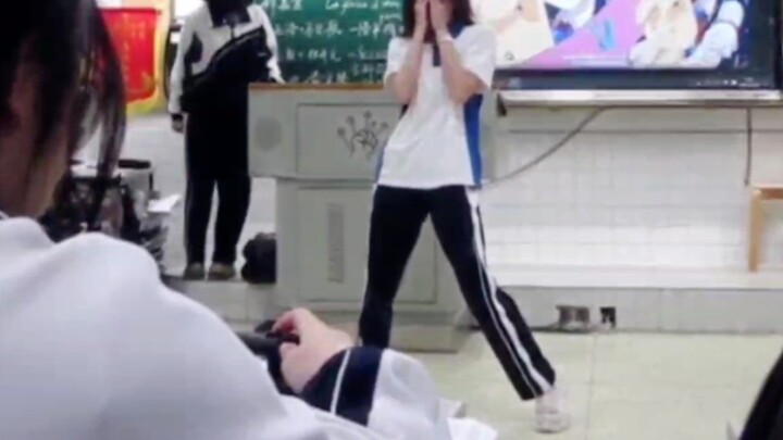 【妡】Danced to the idol I made up in class at the New Year’s Day party