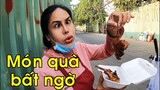 Phản ứng của DIVA Cát Thy khi Năm Chà tặng món quà bất ngờ và mua bánh tráng trộn