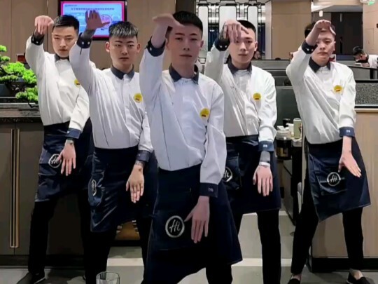 做服务员的张诗尧，给客人跳青海摇第三季！4k高清完整版