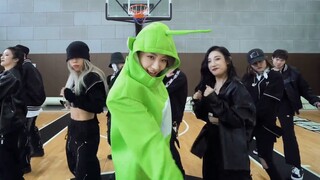Yu Yan's live-action version of Teletubbies in "Top of the Rose" practice room! So cute