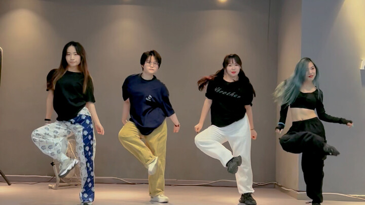 Vâng, đó là cách mà người dân Kpop đi bộ