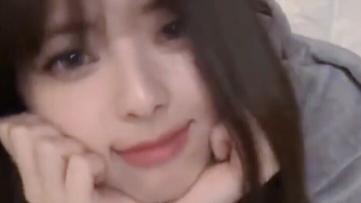 [Shin Yoona] Pacar yang baru saja bersamamu melakukan panggilan video kepadamu! Jawablah dengan cepa