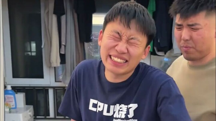 用饼干碎假装头皮整蛊室友，一套丝滑连招下来，室友当场崩溃！