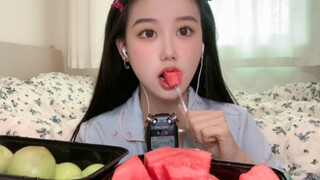 Makan buah plum renyah yang direndam air cabai dan semangka tanpa biji