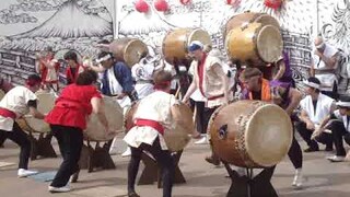 Pertunjukan Taiko : Drum Ala Jepang