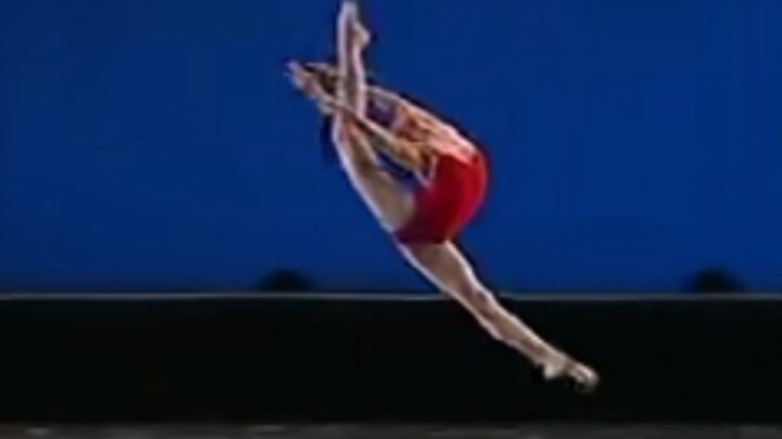 Tang Shiyi was already very good when she was in the Beijing Dance Academy Affiliated High School. S