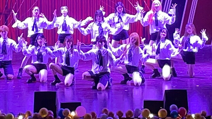China's own dwarf king! The cheers overwhelmed the music! College students danced to the full versio