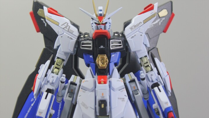 HGCE Strike Freedom Gundam Transformation Spray Painting Production Demonstration