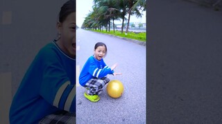 SHK - Đá bóng lòng đường rất Nguy hiểm - Street soccer is very dangerous #shorts