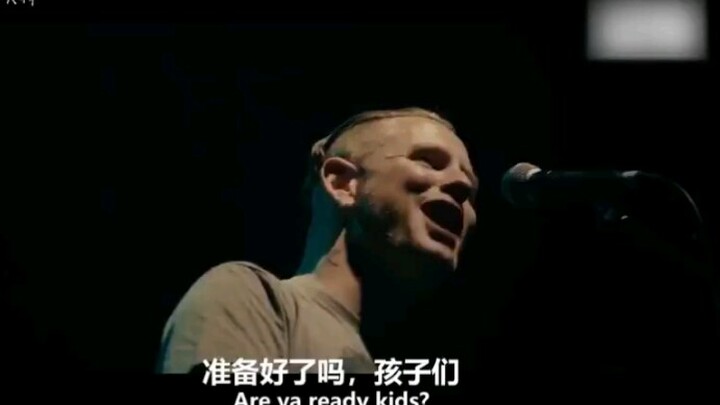 美国金属乐队Slipknot主唱Corey Taylor在粉丝的起哄下唱起了《海绵宝宝》的主题曲