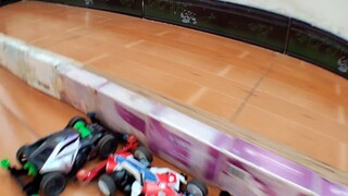 Con lợn rừng đâm sau lưng chạm trán với kẻ thù hùng mạnh là Jedi Chariot, và những chiếc xe dẫn động