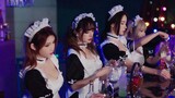 [4k] Bốn cô gái mặc đồ hầu gái pha chế trong quán bar