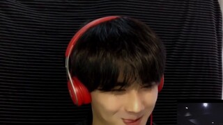 Straight man? Wild chicken? Dance teacher watching BOYSTORY-OHMYGOSH/STRAYKIDS-MIROH practice room r