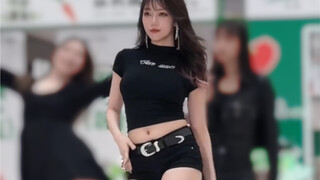Pertama kali posting video roadshow, pake celana dan nari pake gaun hitam~ Rekan satu timnya cantik-