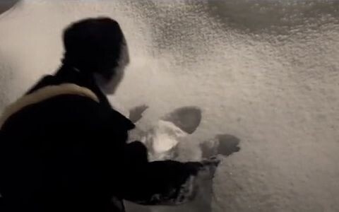 [Red Velvet] Seulgi vùi mặt vào tuyết và làm mặt nạ