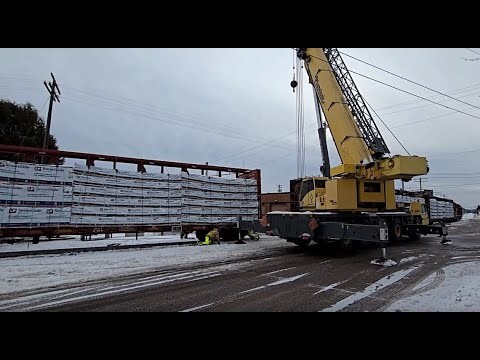 Crane Arrives To Derailment, Locomotive Drags Derailed Cars For 122,000lb Lifts! #trains #derailment