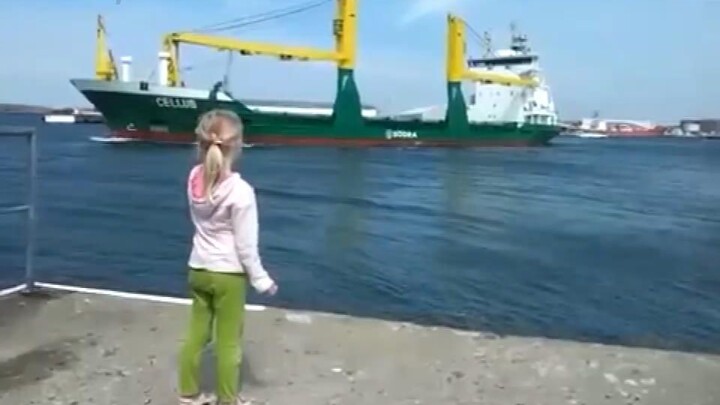 Seorang gadis bersiul ke kapal barang. Tak diduga, kapal itu merespons