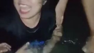 nag lalaro sila sa tubig🍑🍑🍑