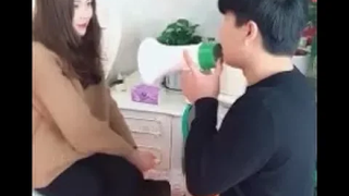 คู่รักปลอมขอแต่งงานด้วยลำโพงแต่โดนรองเท้าตบ