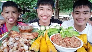 สามชั้นย่างหอมๆจิ้มพริกแจ่ว นํ้าพริกอ่องหมูสุดอร่อย สามหนุ่มชวนกิน..