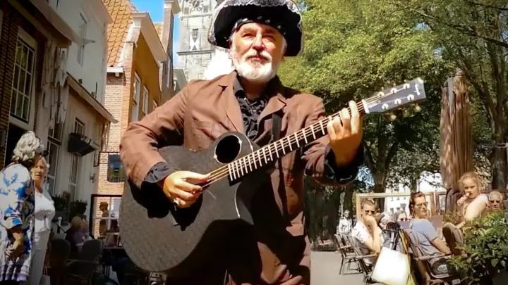 Furious Su! "Pirates of the Caribbean" Uncle Russia shows off street skills!