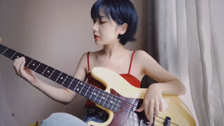 Cô gái cover "DEDEDE" của The Chair bằng ghi-ta Bass