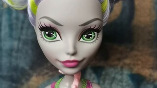 [Monster High Doll] Zombie girl dancing ballet, with virus logo all over her skirt! Monster High Bal