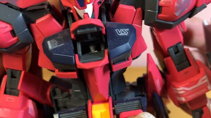 Kokpit Gundam membuka bom ketiga