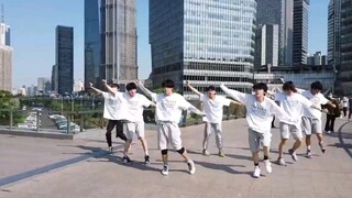 This song is so cool! Chinese high school trainees perform SEVENTEEN's "Hit" in Lujiazui