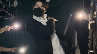 男大学生宿舍灯光秀｜咆哮还能再战10年！！！