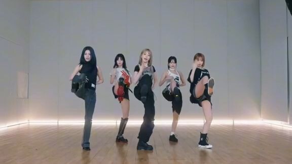 le serrafim—'CRAZY' dance practice