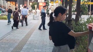 Petugas polisi Akihabara memeriksa tas sekolah