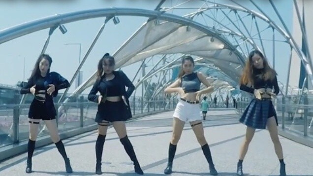 [BLACKPINK] Landmark Singapura menari mengikuti lagu KILL THIS LOVE, turis: “Maaf, jangan pukul aku”