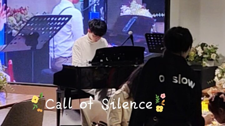 Saat aku memainkan "Call of Silence" di restoran...