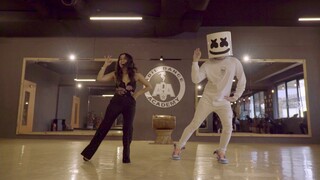 Marshmello & Neha Kakkar do the Biba Dance together in Mumbai | #BIBADance