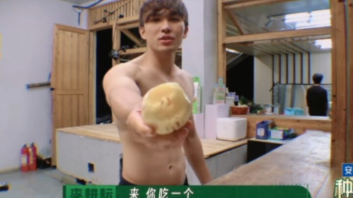 你以为三子半夜起来，只是为了请我们吃人参果？！！导播老师，太近啦 !  !