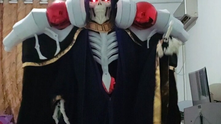 Cosplay Bone King buatan sendiri, tingginya lebih dari 2m. Jika Anda punya waktu untuk mengaplikasik