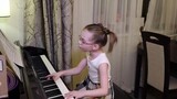 [Qi Su Su] Gadis Rusia berusia 7 tahun dengan penuh kasih menyanyikan dan menyanyikan lagu kebangsaa