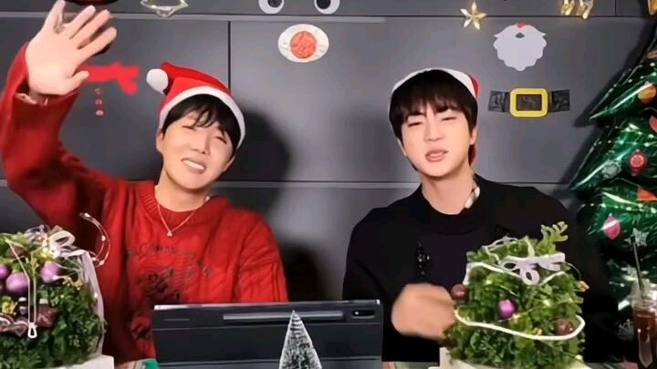 Love you hobi and Jin 😊 🎄💜 merry Christmas and happy new year and to all my Co-army