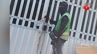 Shipper nghe lời chủ nhà 'NHÉT HÀNG QUA KHE' và cái kết 'NGỠ NGÀNG' _ Tin 3 Phút