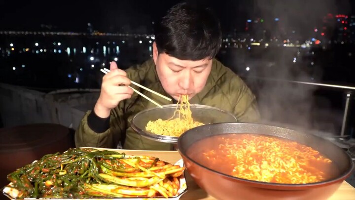Mukbang Mie Instan Pedas dan Kimchi Bawang Hijau... Yummy 😋 Yt Heungsam's family