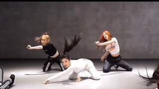 การส่ายหัวอันเป็นเอกลักษณ์ของ Yeji ITZY นั้นน่าทึ่งไม่ว่าเธอจะไปที่ไหน! - -