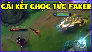 Đây chính là cái kết khi vừa bật biểu cảm và chọc tức Faker, Sneaky bị một bầy khỉ vây bắt