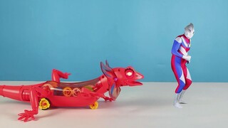 The bionic lizard toy chases the real Ultraman, and the letter Transformers toy blows it away