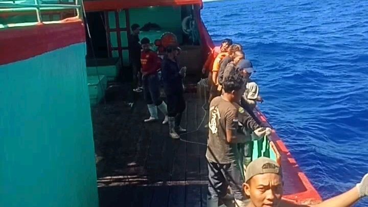 cara memindahkan ikan di tengah laut,dari kapal operasi ke kapal penampung(koleting)