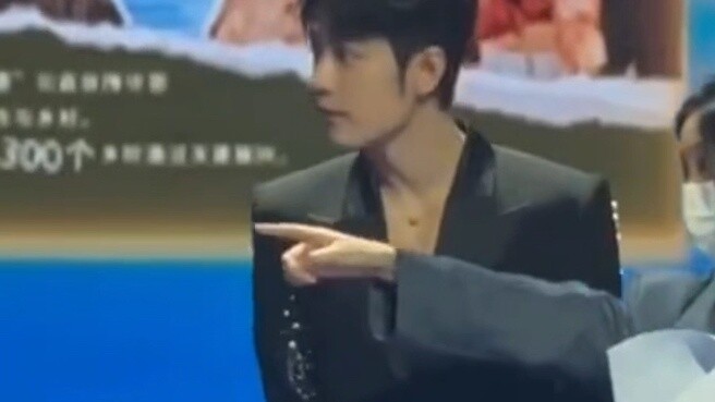 Sangat mengharukan! ! ! Xiao Zhan dengan hati-hati mempersiapkan siaran lisan di hadapan penonton, d