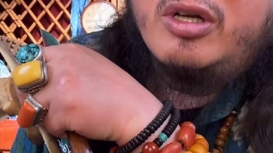 Netizen di ruang siaran langsung bertanya kepada Saudara Mao apakah dia punya pacar? Setelah siaran 
