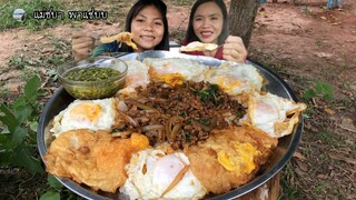 ข้าวกระเพาะไข่ดาว ถาดยักษ์ ราดพริกน้ำปลา พริกมาทั้งต้นเลยจ้า | แม่ชบาพาแซ่บบ