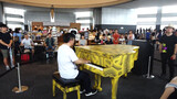 Lagu-lagu animasi dimainkan oleh seorang pria dengan piano